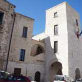 ...laddove svetta una delle antiche case-torri di origine normanna